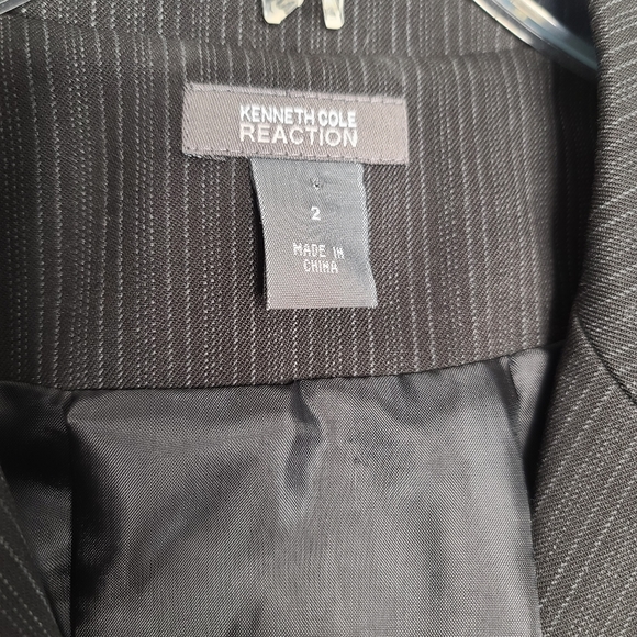 Kenneth Cole Reaction Wide Leg Trouser Size 4 and Suit Jacket Size 2 Grey Stripe - Picture 3 of 8